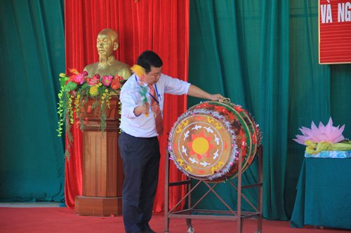 Principal of Yen Quang primary school drummed new school year